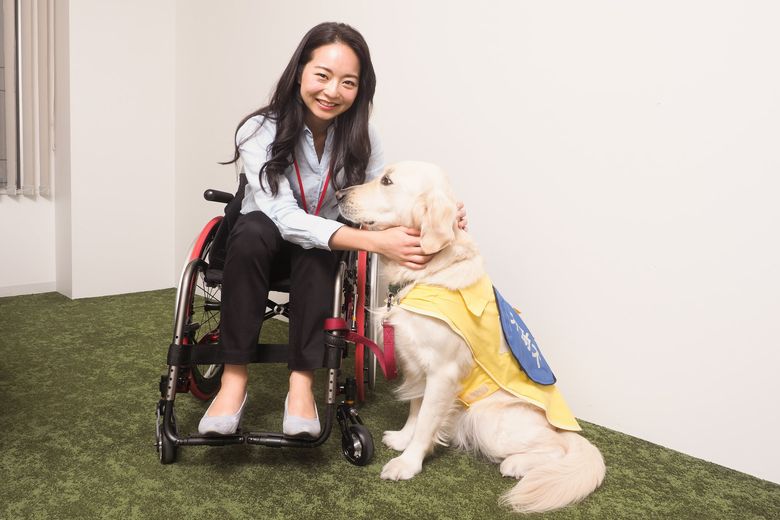 介助犬と車いすの女性