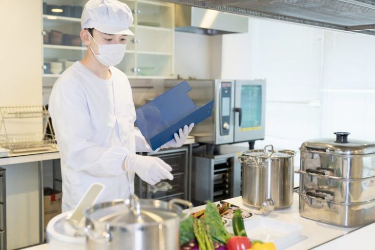小売店や飲食店にも安全管理者や衛生管理者は必要?資格の要件とは 小売店や飲食店にも安全管理者や衛生管理者は必要?資格の要件とは