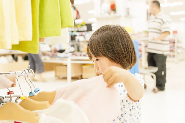 衣料品売場にいる子ども