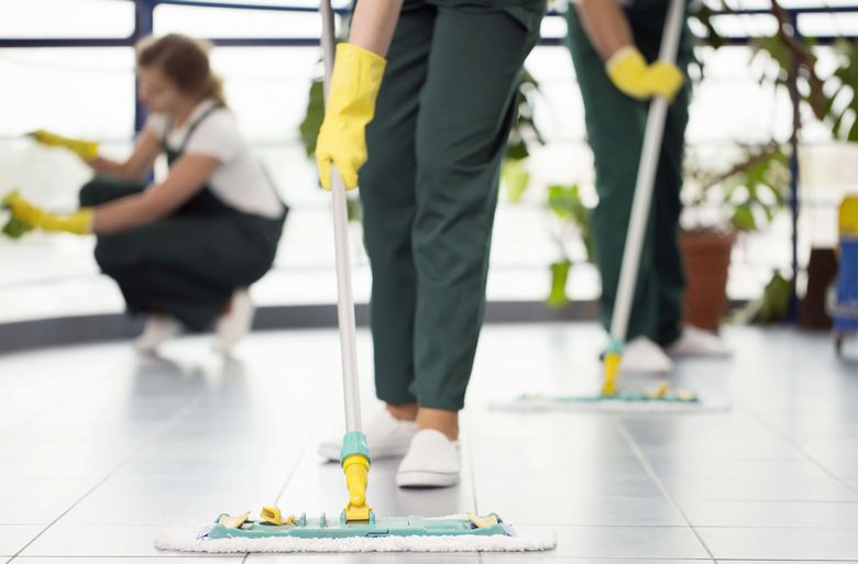 床を清掃する従業員