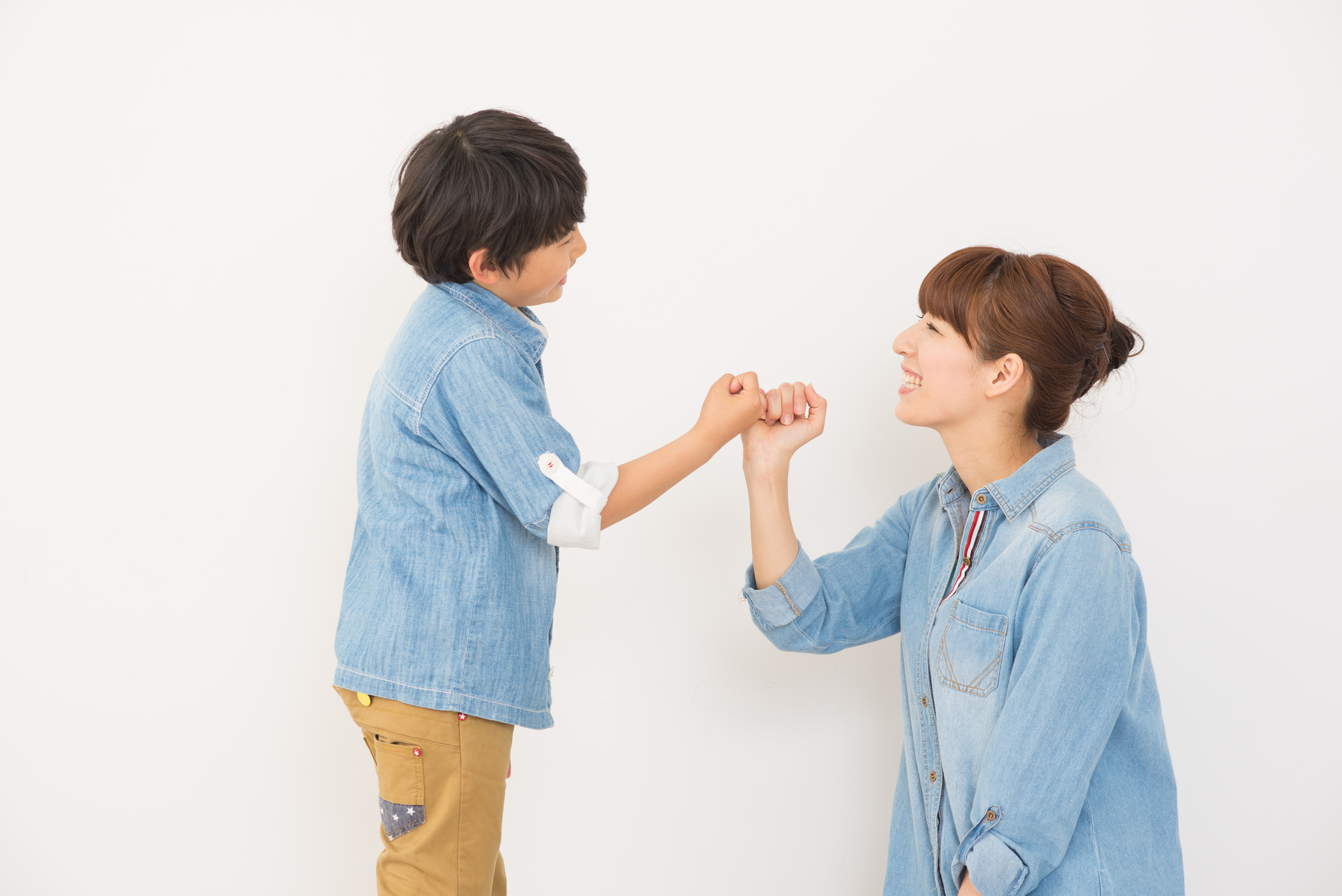 指きりして約束する男の子と母親