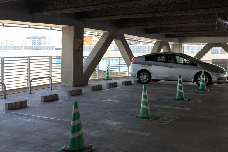 【階段での事故事例1】雨で濡れた駐車場内の鉄製階段での事故