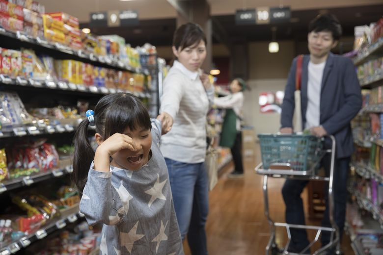 買い物中に泣く子供