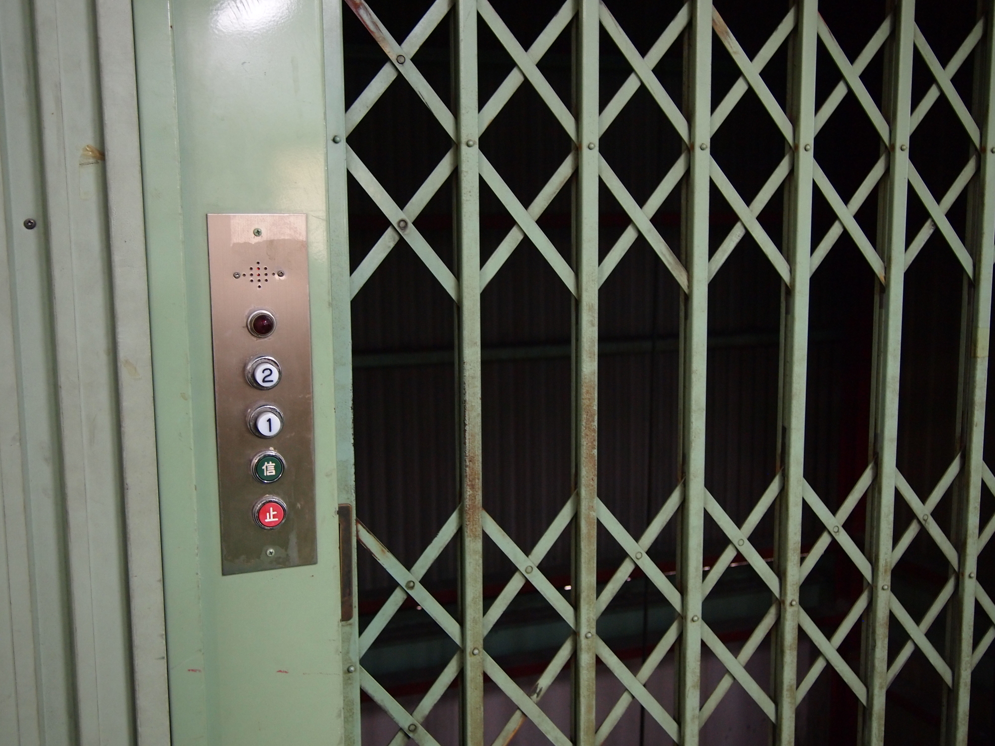 安全管理が疎かにされがちな荷物用エレベーター