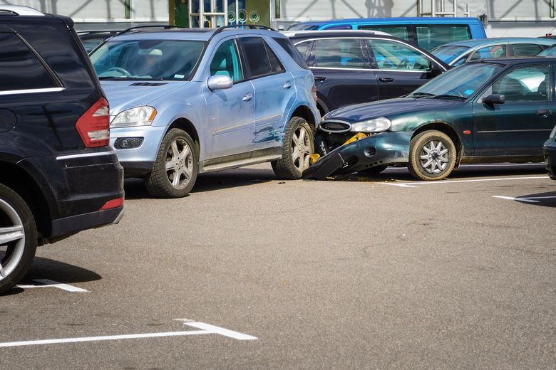 衝突した乗用車