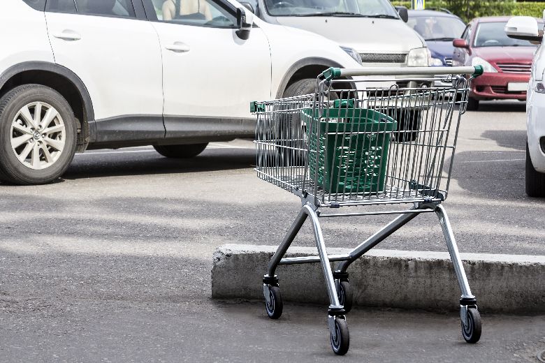 スーパーの駐車場で交通事故が起こる原因