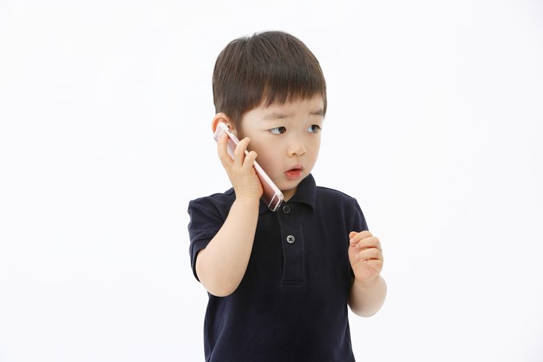 緊急連絡をする子供