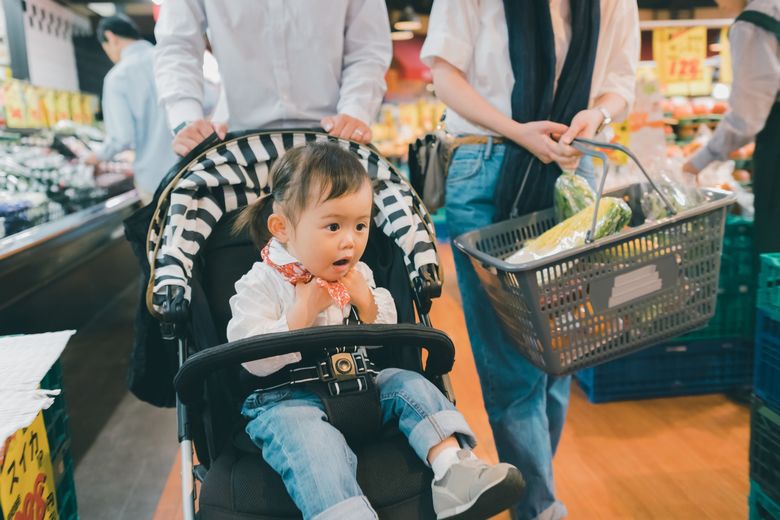 店内を通行するベビーカー