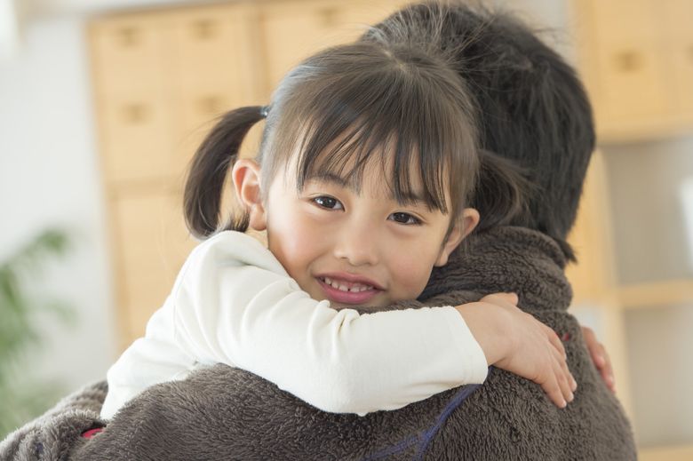 子供を抱っこするパパ