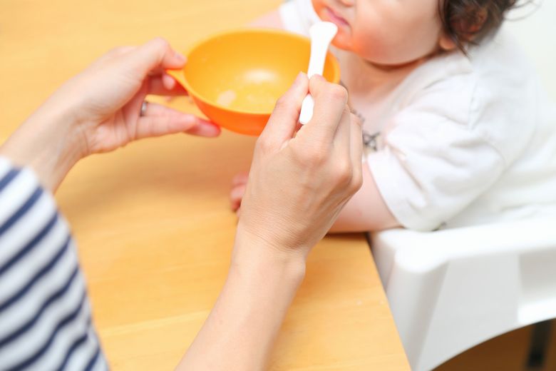 ベビーフードを食べる赤ちゃん