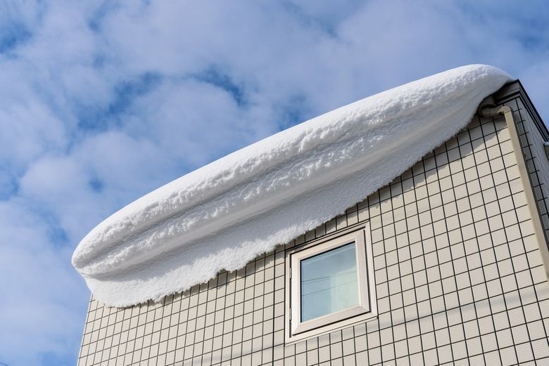屋根から雪の落下