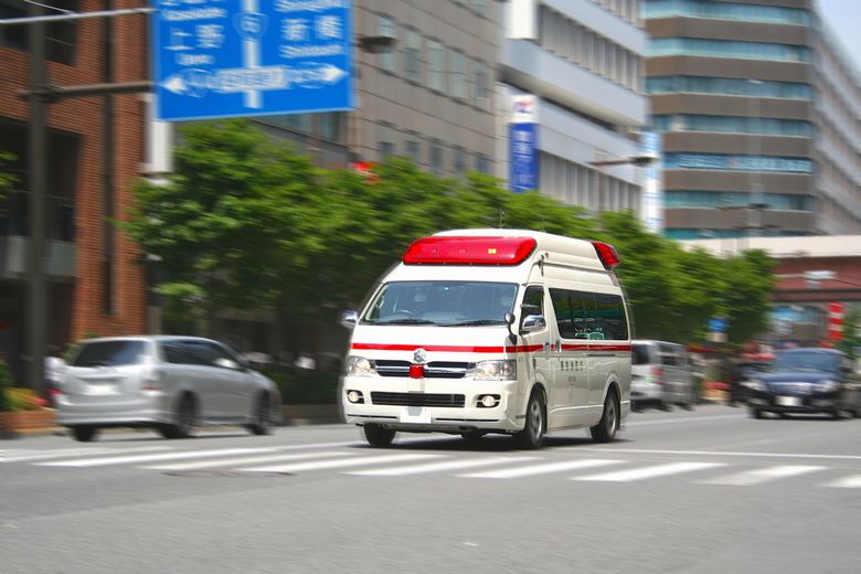 急行する救急車