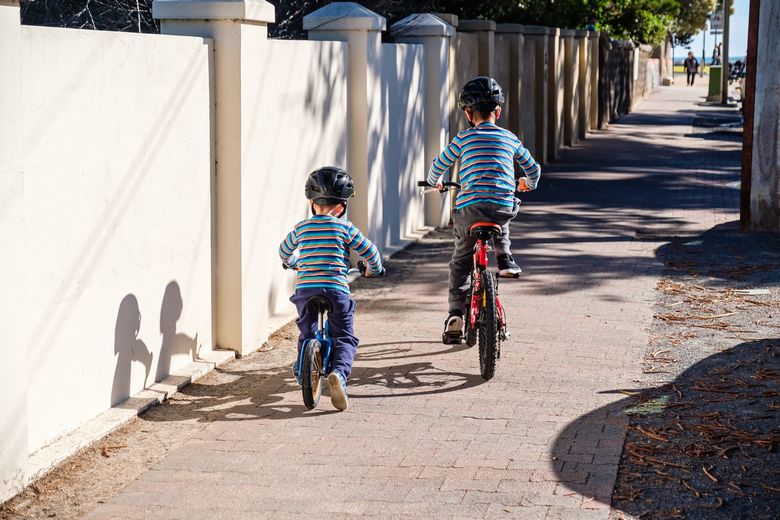 歩道を自転車で走る子供