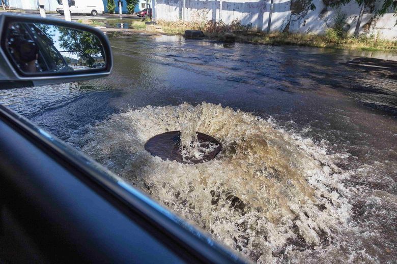 水が吹き出すマンホール