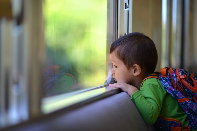 電車で座っている子ども