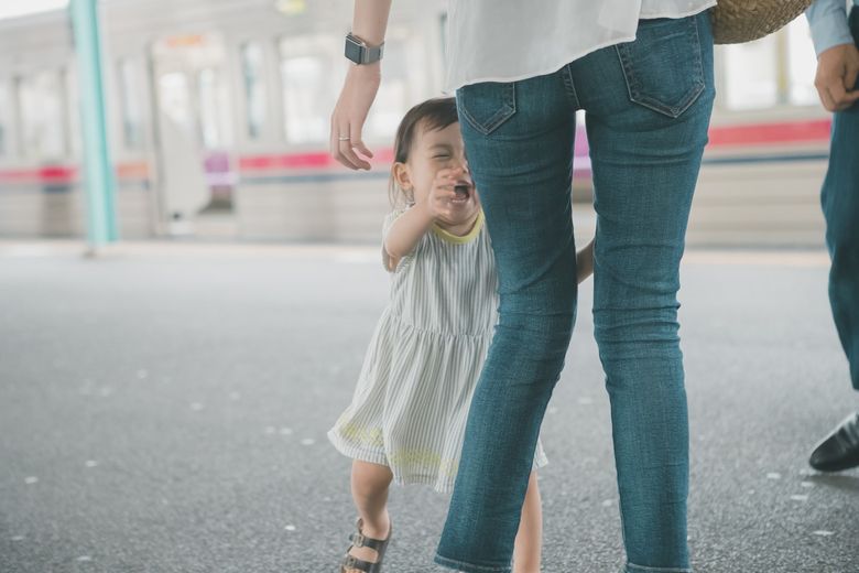 ホームで大泣きする子ども