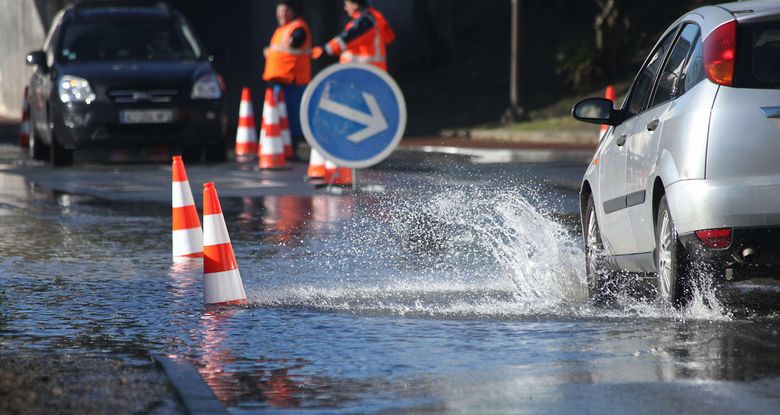 冠水した道路を走る車