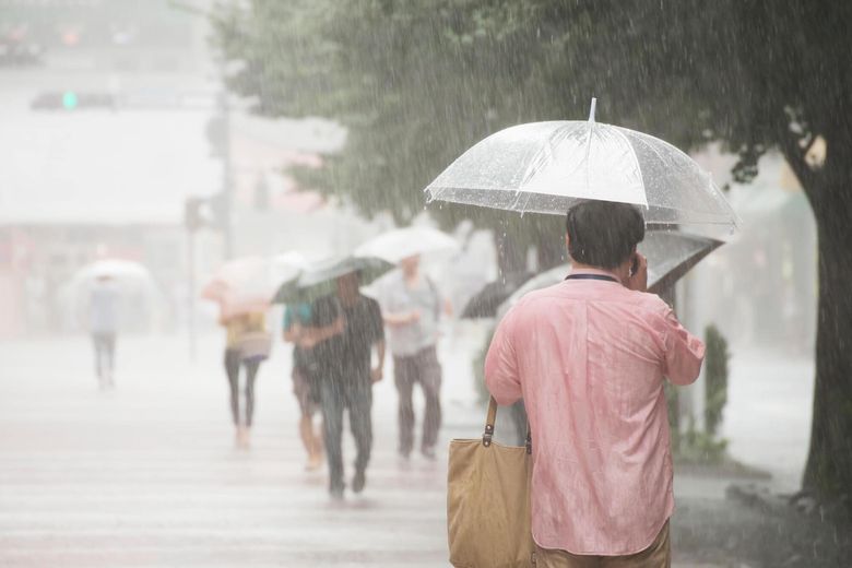 雨で濡れた男性