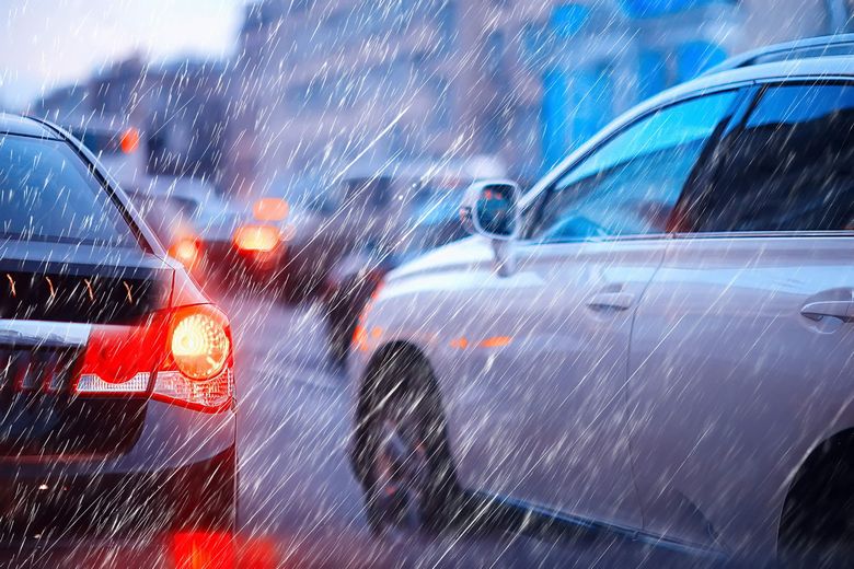 豪雨の中を走る車