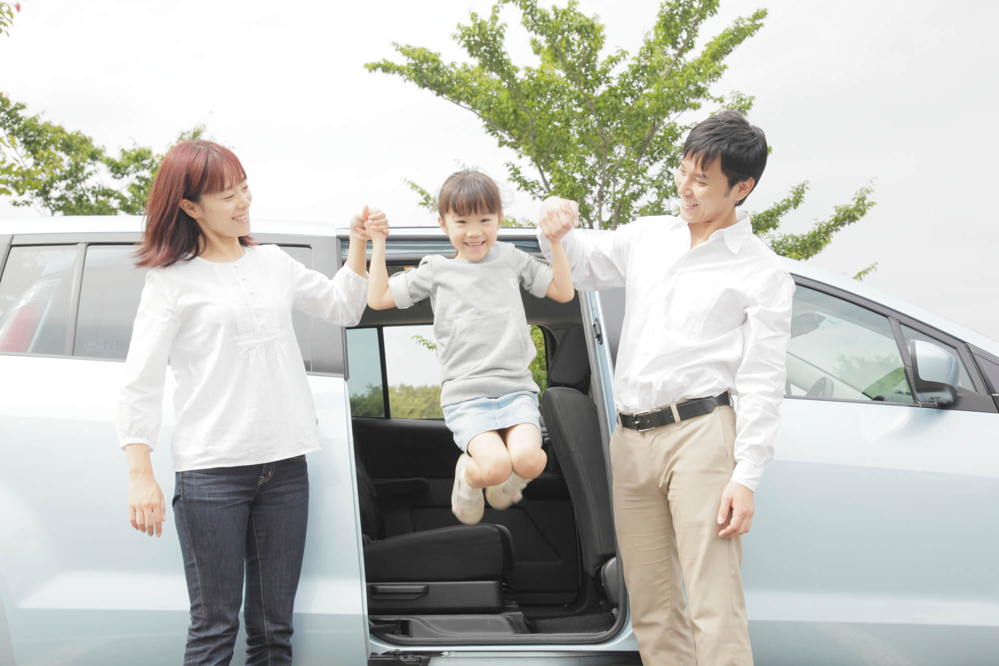 必ず駐車してから子どもを降ろし、ドアの開け閉めも大人が行おう