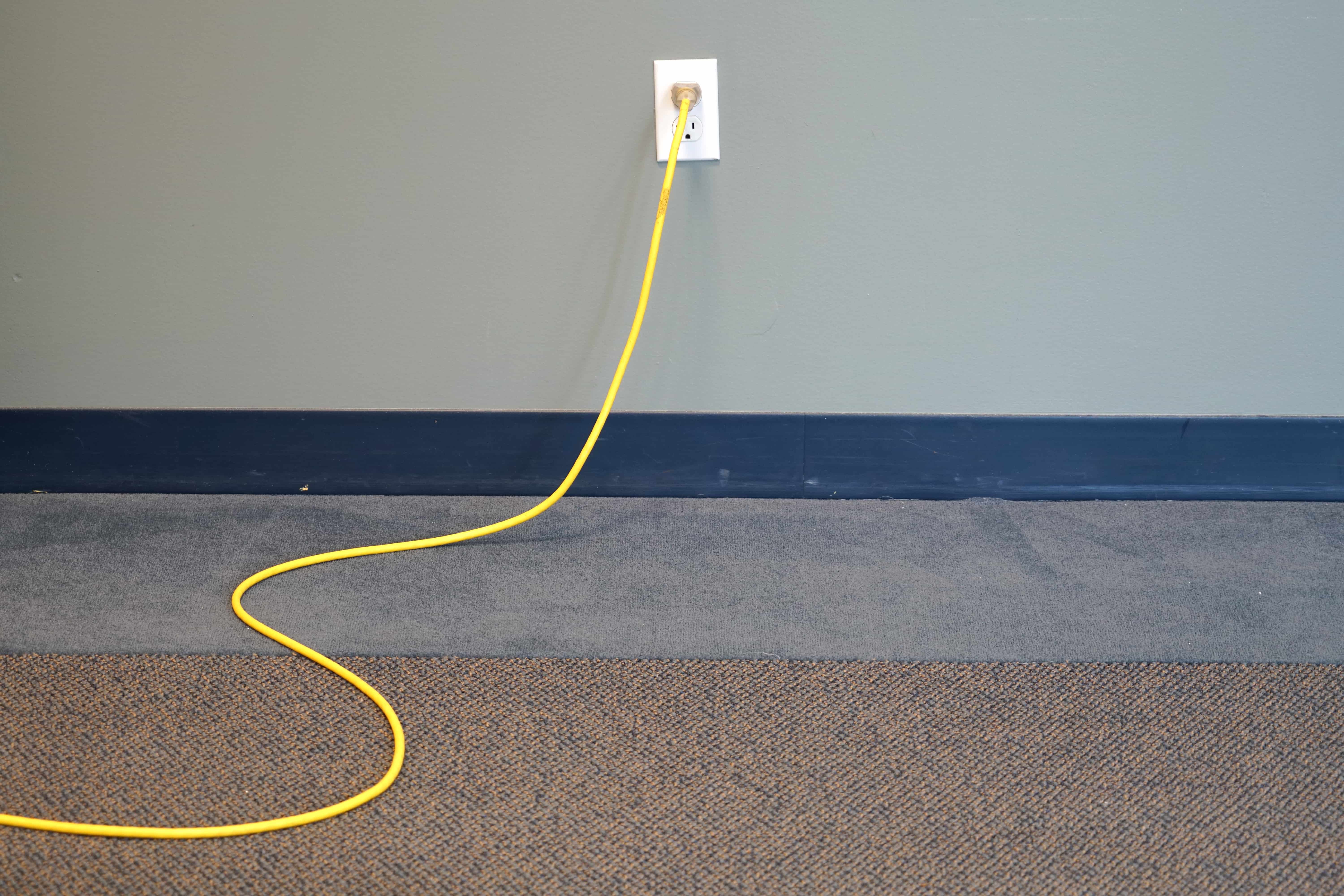 電源コードを床に這わせるのは危険 束ねるのは 売場の配線の安全対策 売場の安全 Net
