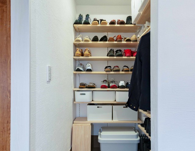 可動棚を使って簡単便利な靴収納！場所によって変わる収納テクとは？