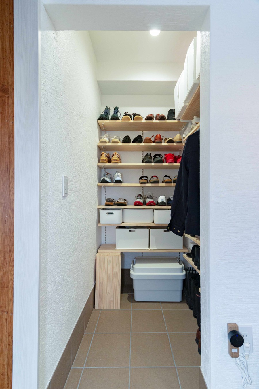 可動棚を使って簡単便利な靴収納！場所によって変わる収納テクとは？